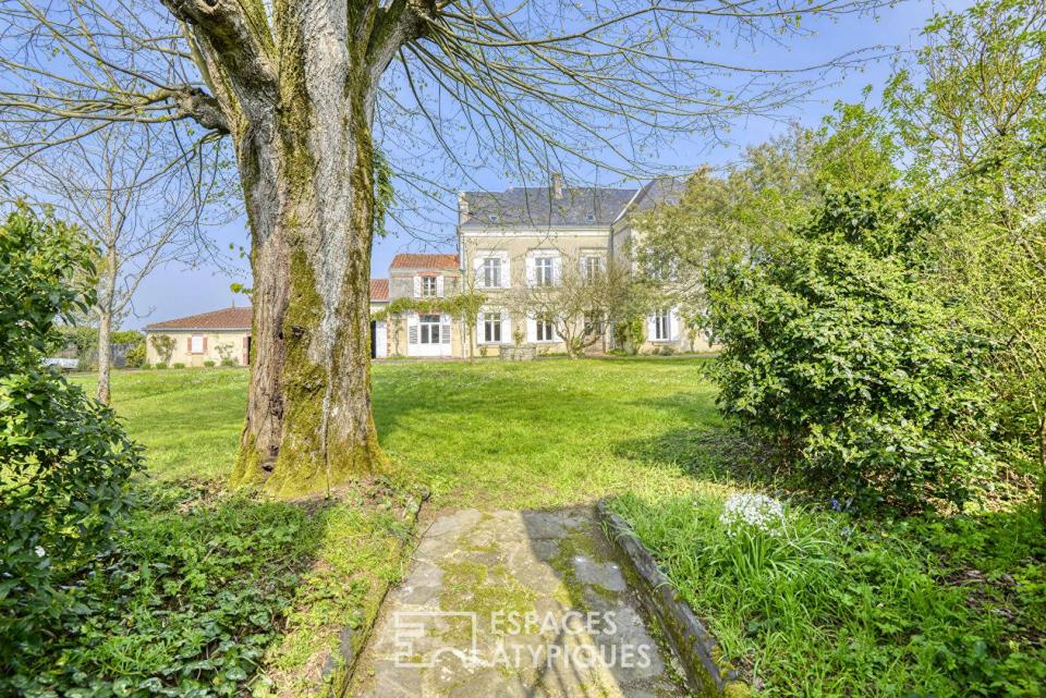 Maison de maître et dépendances dans un écrin de nature préservé