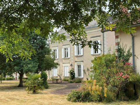 Maison de maître et dépendances dans un écrin de nature préservé
