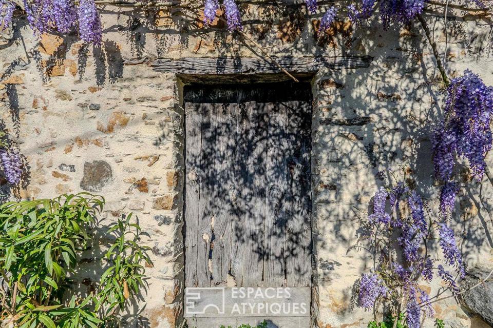 Maison de charme au calme avec piscine et vastes dépendances
