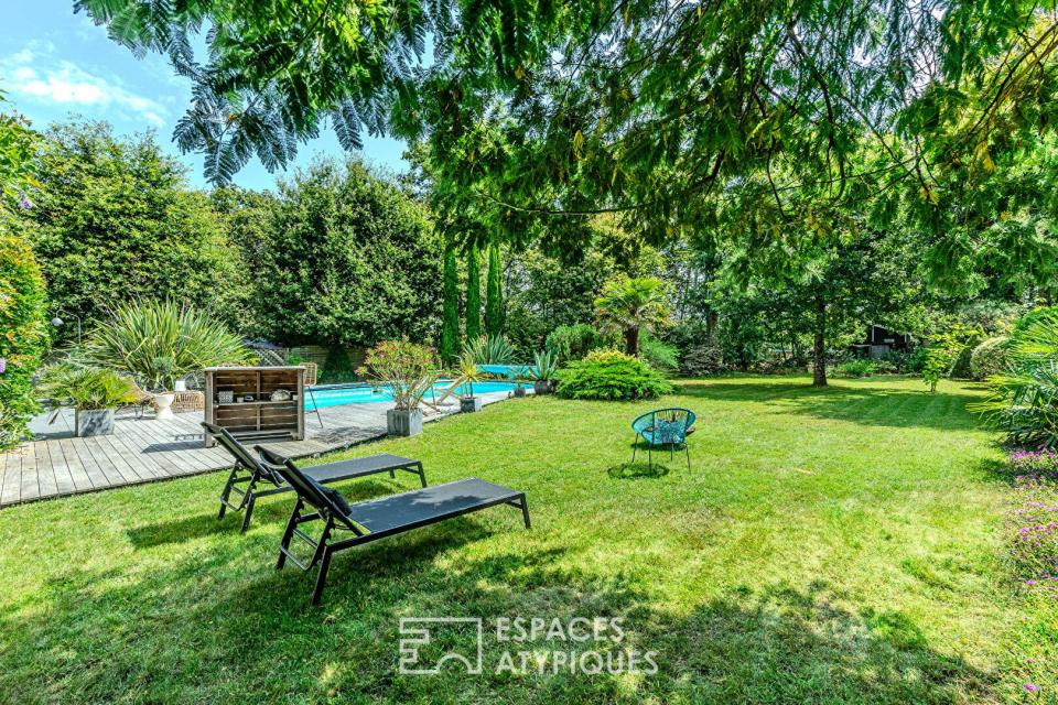 Élégante maison familiale ouverte sur jardin et piscine