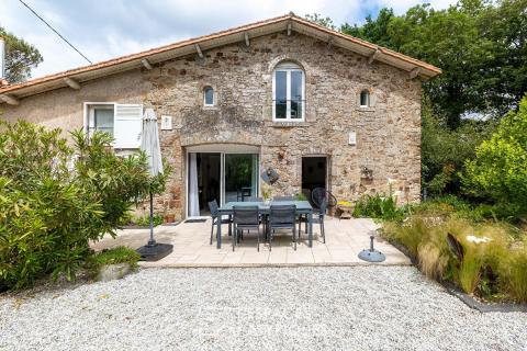 Ensemble immobilier de caractère dans un cadre champêtre