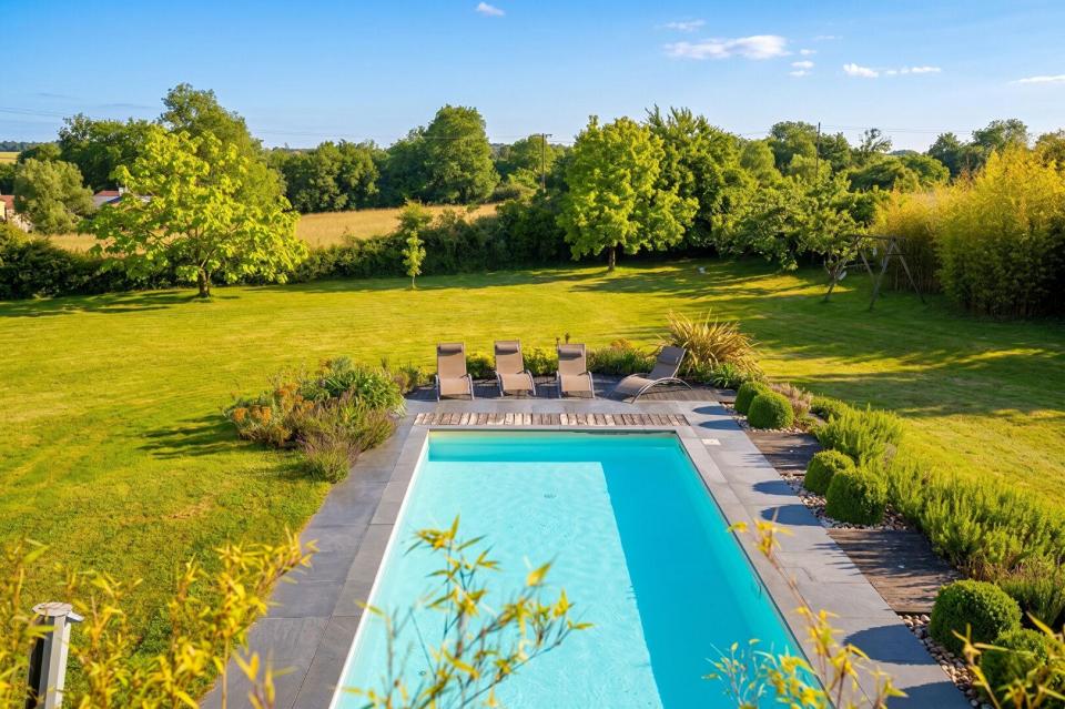 Maison d'architecte avec piscine dans son écrin de verdure.