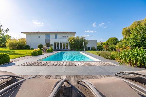 Maison d&rsquo;architecte avec piscine dans son écrin de verdure.