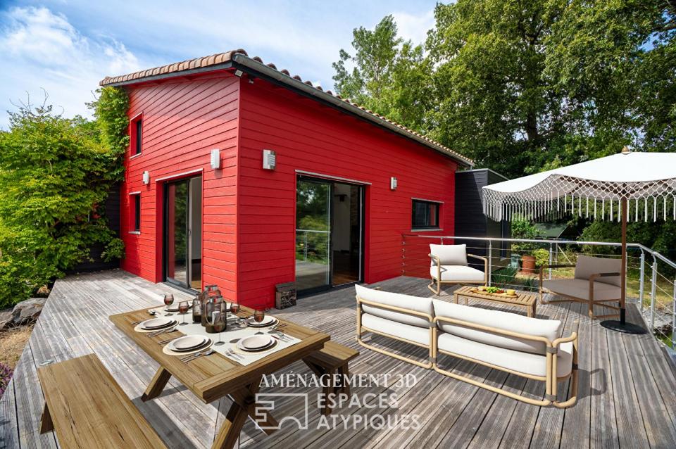 Maison en bois nichée dans un écrin au calme.