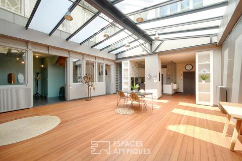 Elegance and light: an exceptional loft under glass roofs in the heart of the Golden Triangle
