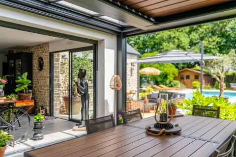 Plain-pied contemporain et sa piscine azur