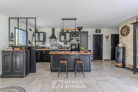 Plain-pied contemporain et sa piscine azur