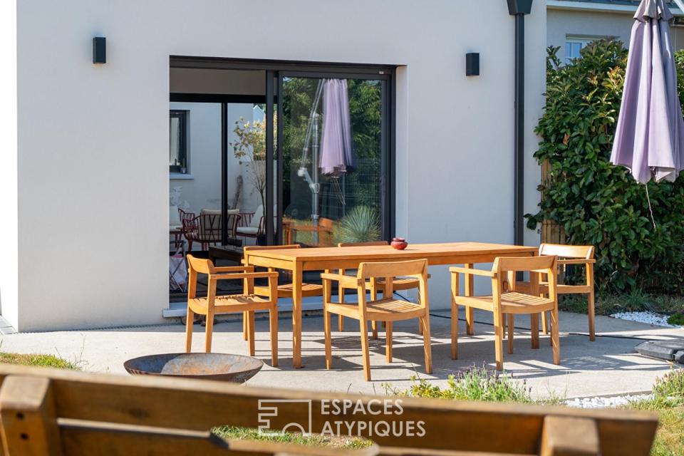 Maison contemporaine de 2021 luminosité, suite parentale de plain-pied et jardin clos arboré