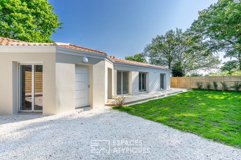 Maison moderne de plain pied avec terrasse et jardin en bord de mer