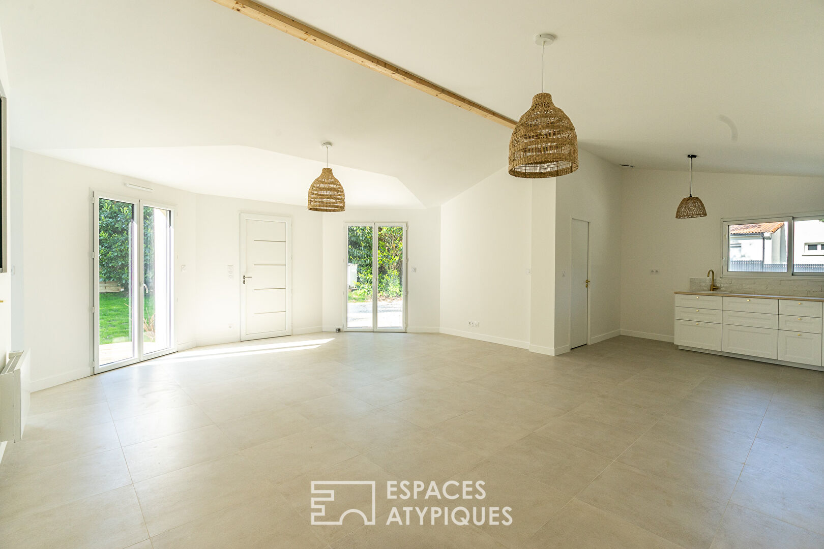 Maison moderne de plain pied avec terrasse et jardin en bord de mer