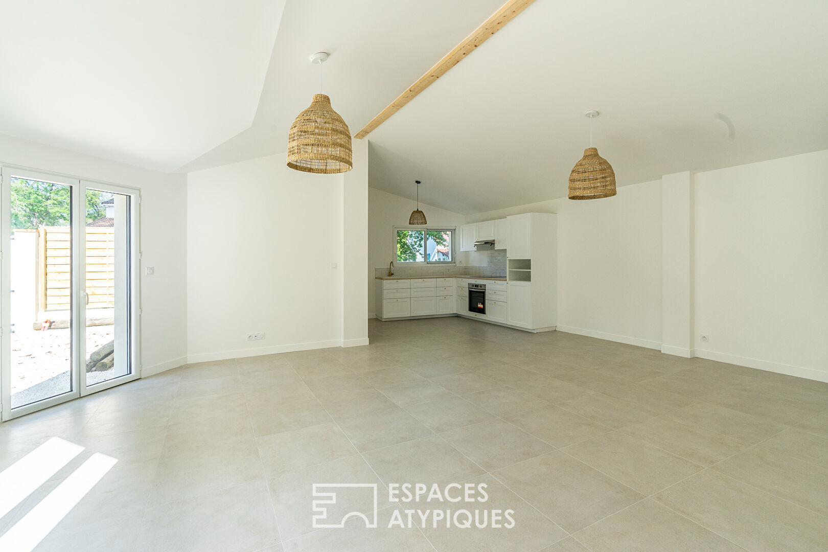 Maison moderne de plain pied avec terrasse et jardin en bord de mer