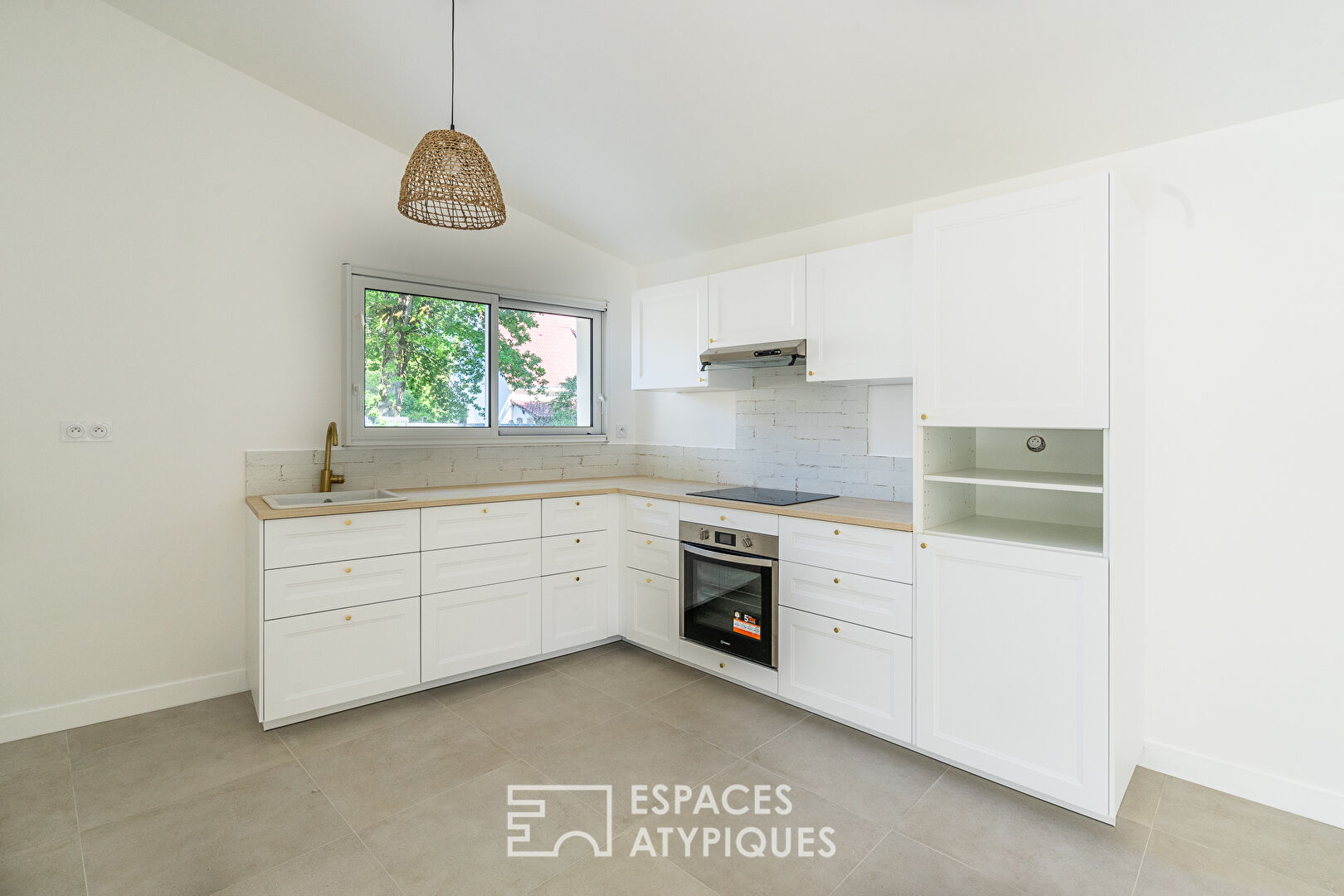 Maison moderne de plain pied avec terrasse et jardin en bord de mer