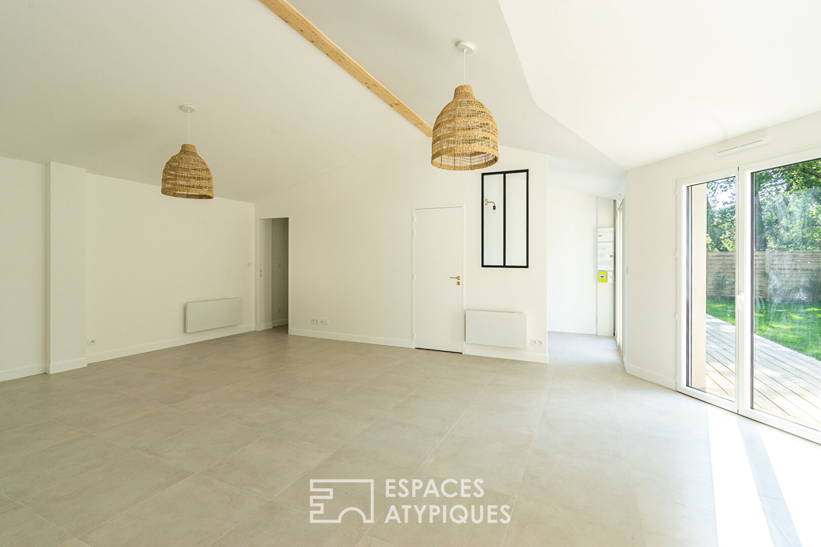 Maison moderne de plain pied avec terrasse et jardin en bord de mer
