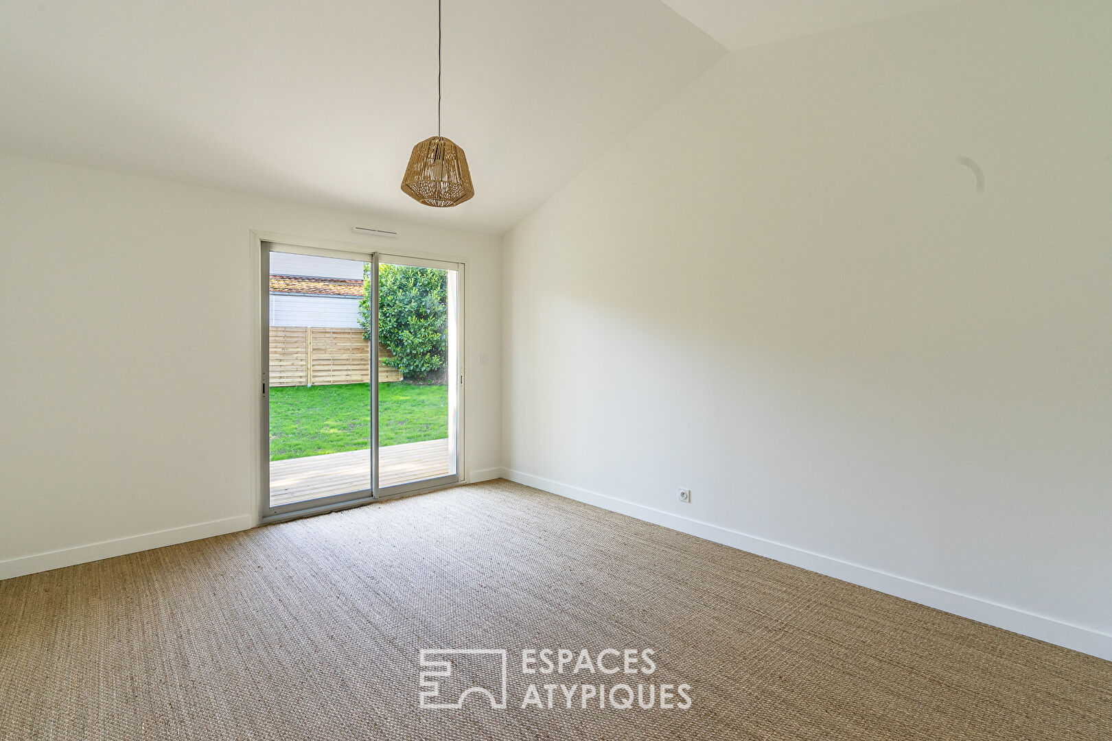 Maison moderne de plain pied avec terrasse et jardin en bord de mer