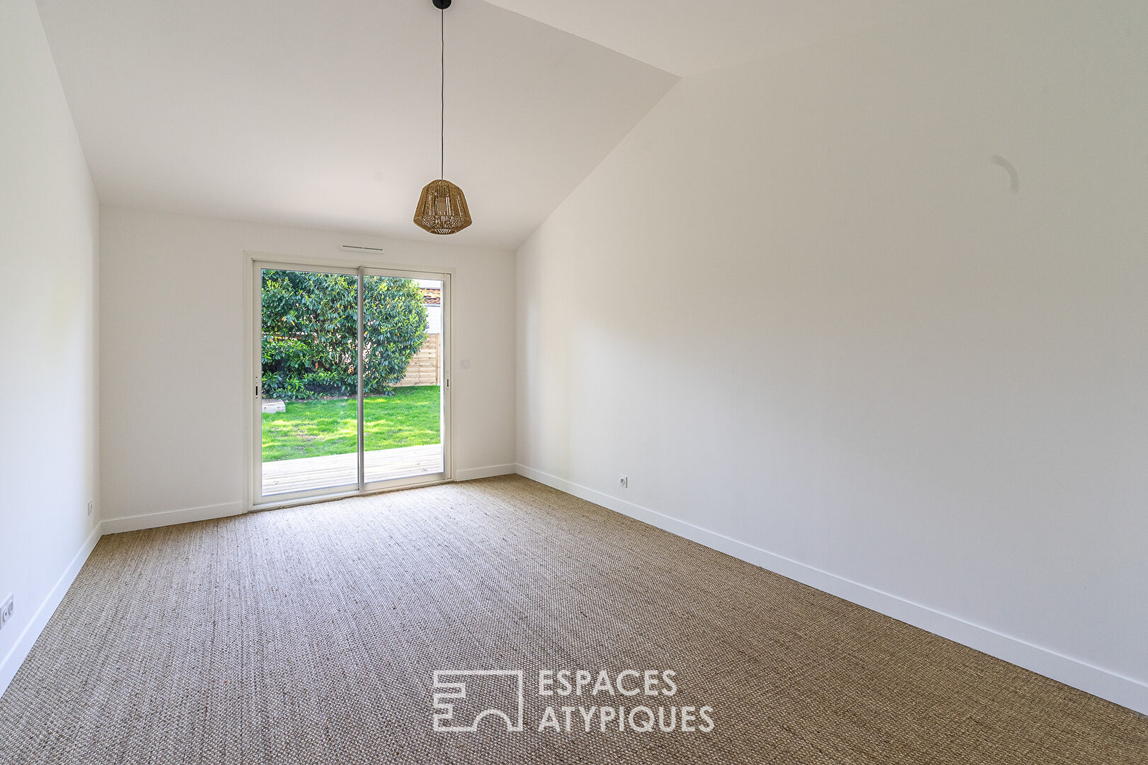 Maison moderne de plain pied avec terrasse et jardin en bord de mer