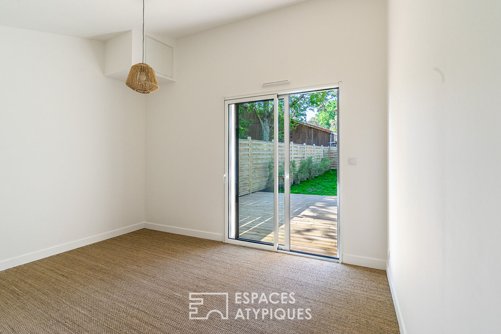 Maison moderne de plain pied avec terrasse et jardin en bord de mer