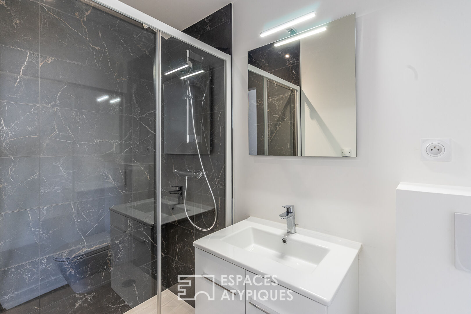 Maison moderne de plain pied avec terrasse et jardin en bord de mer