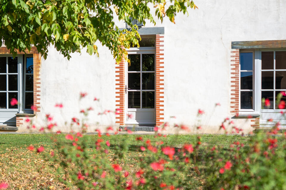 Maison de maître restaurée, 6 chambres et jardin clos au coeur d'Issé