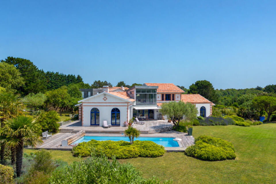 Villa d'exception surplombant l'océan avec piscine sur son parc paysagé