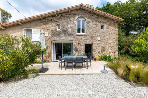 Deux maisons en pierre sur un grand jardin bucolique