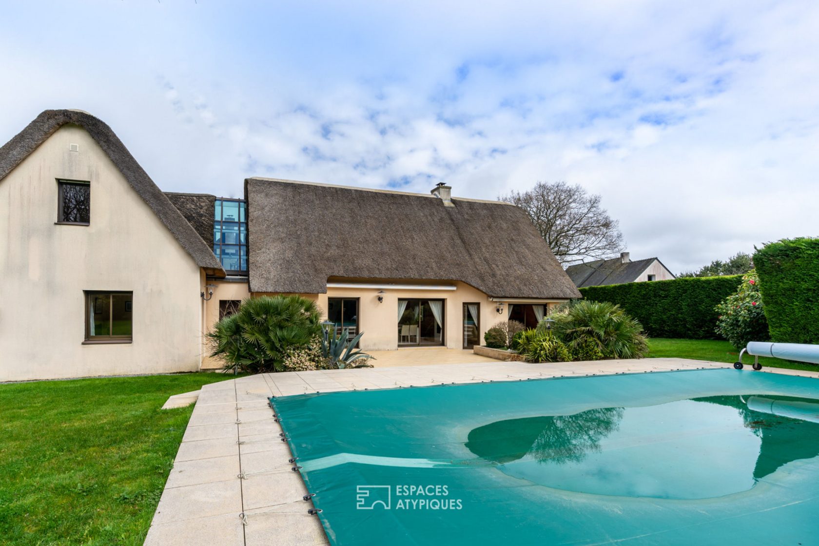 Magnificent thatched cottage with swimming pool