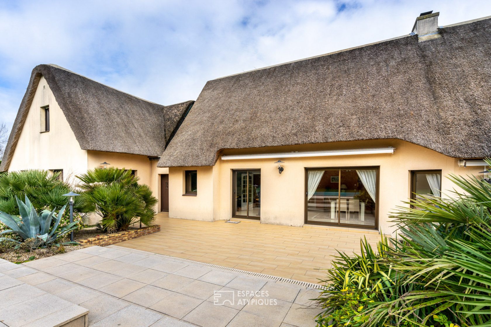 Magnificent thatched cottage with swimming pool