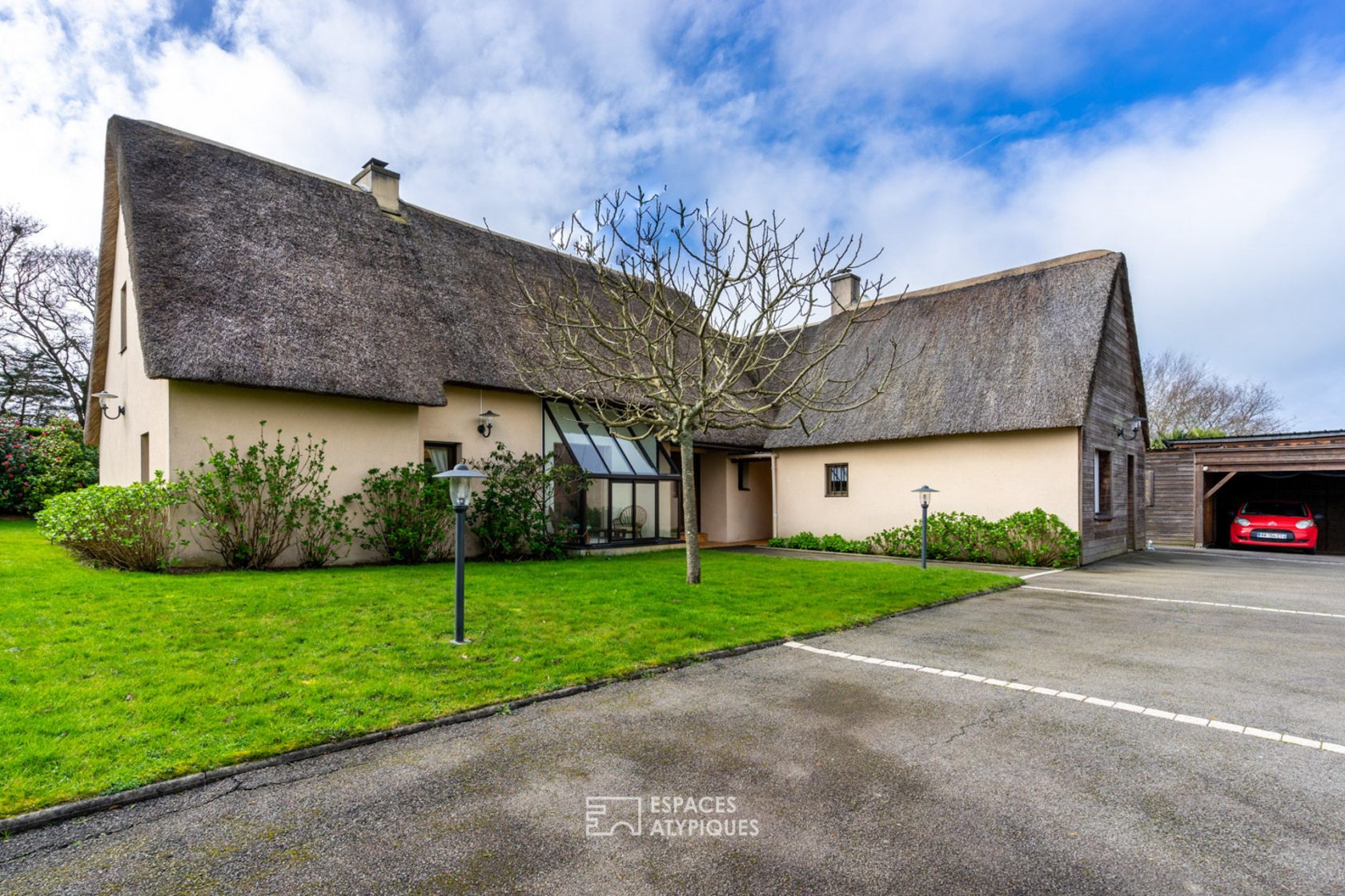 Magnificent thatched cottage with swimming pool