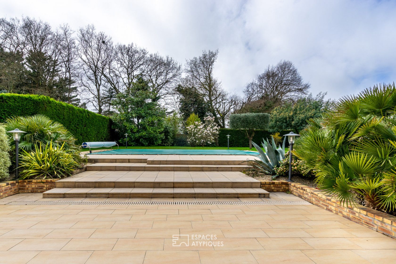 Magnificent thatched cottage with swimming pool