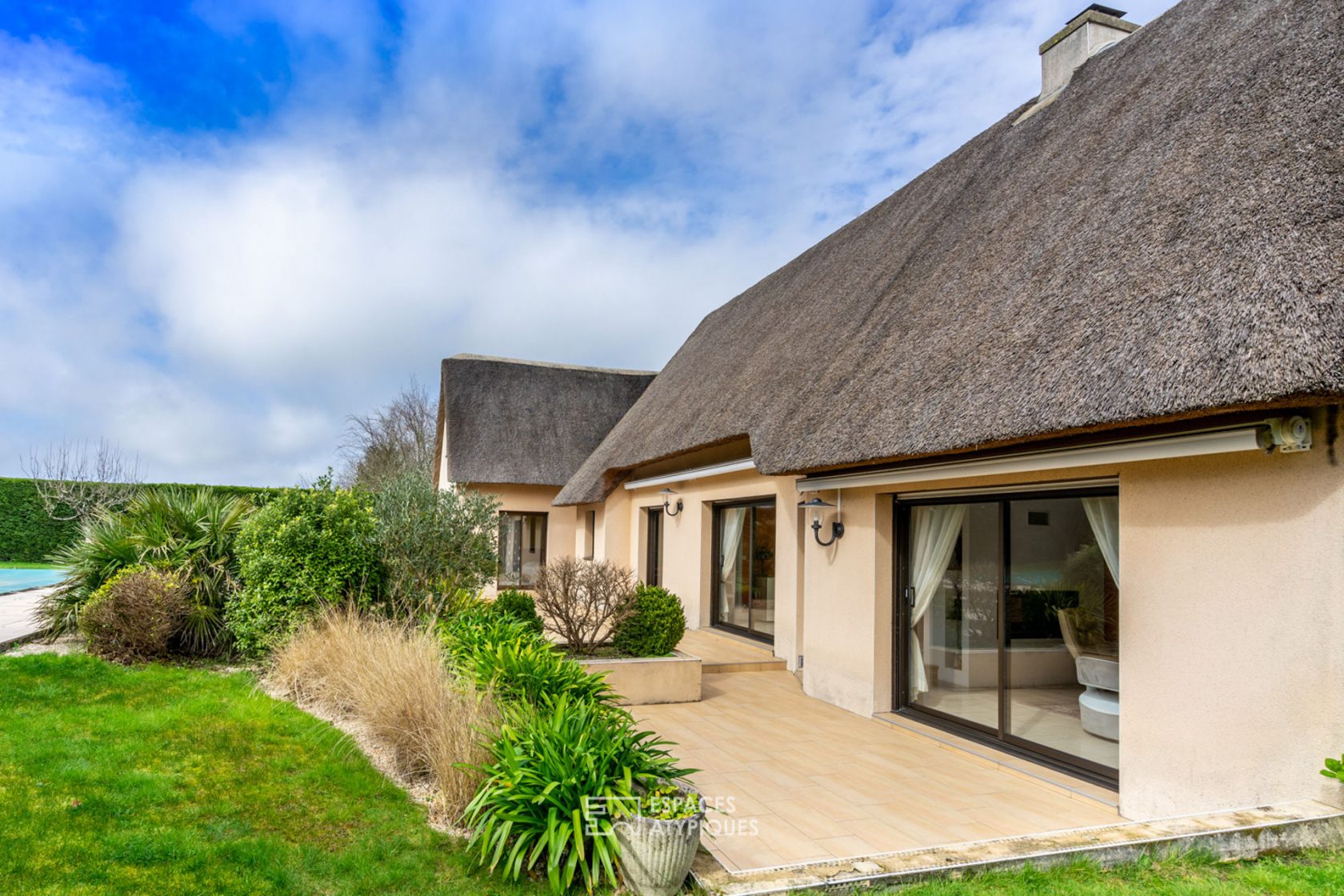 Magnificent thatched cottage with swimming pool