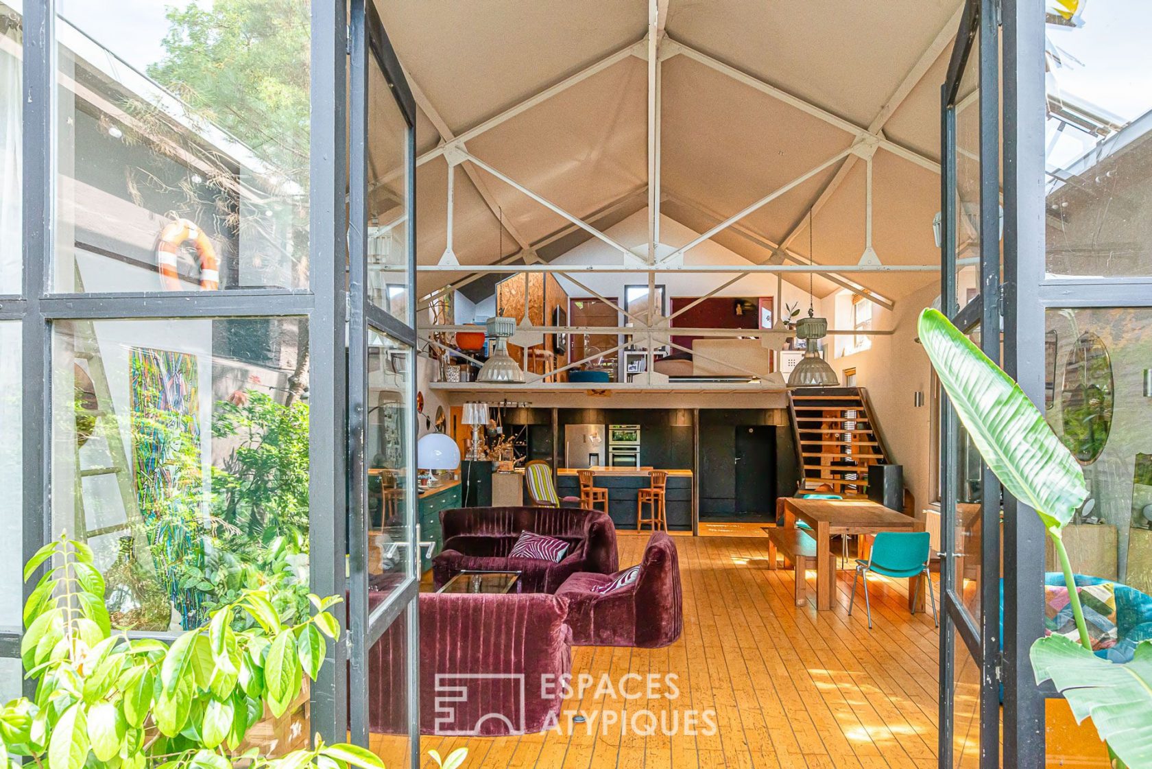 Exceptionnel loft dans un esprit industriel avec son patio végétalisé