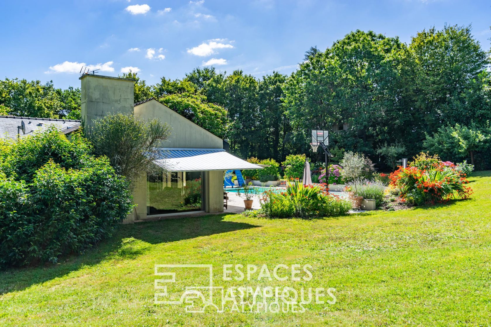 Maison d’architecte dans son écrin de verdure