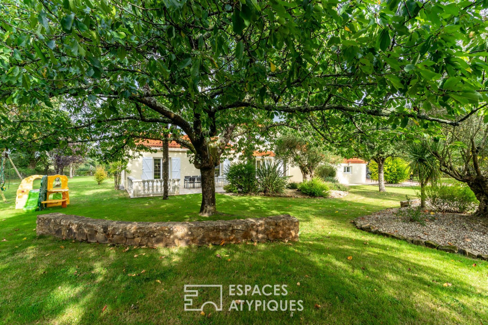 Belle maison familiale sur son grand terrain arboré