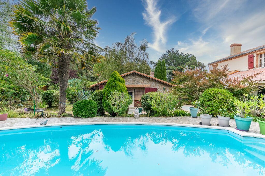 Ancienne ferme du 19ème siècle avec piscine et dépendances