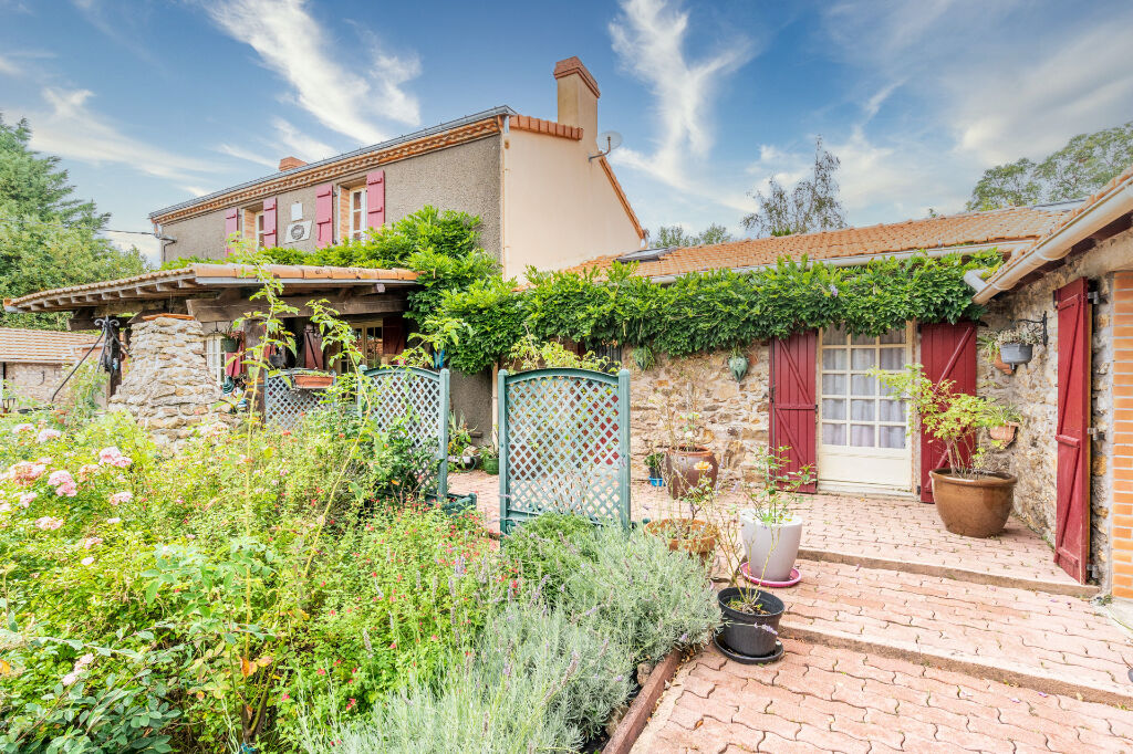 Ancienne ferme du 19ème siècle avec piscine et dépendances