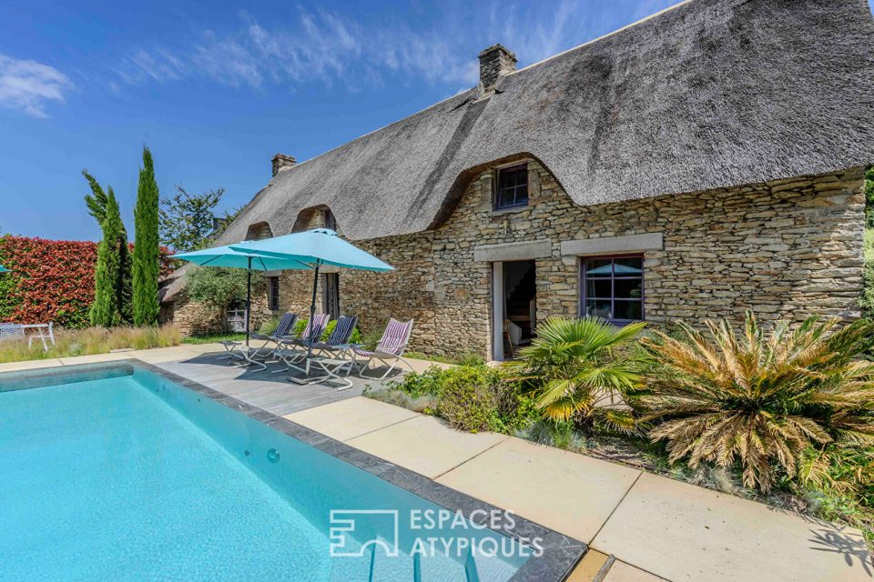 Chaumière contemporaine avec piscine à débordement