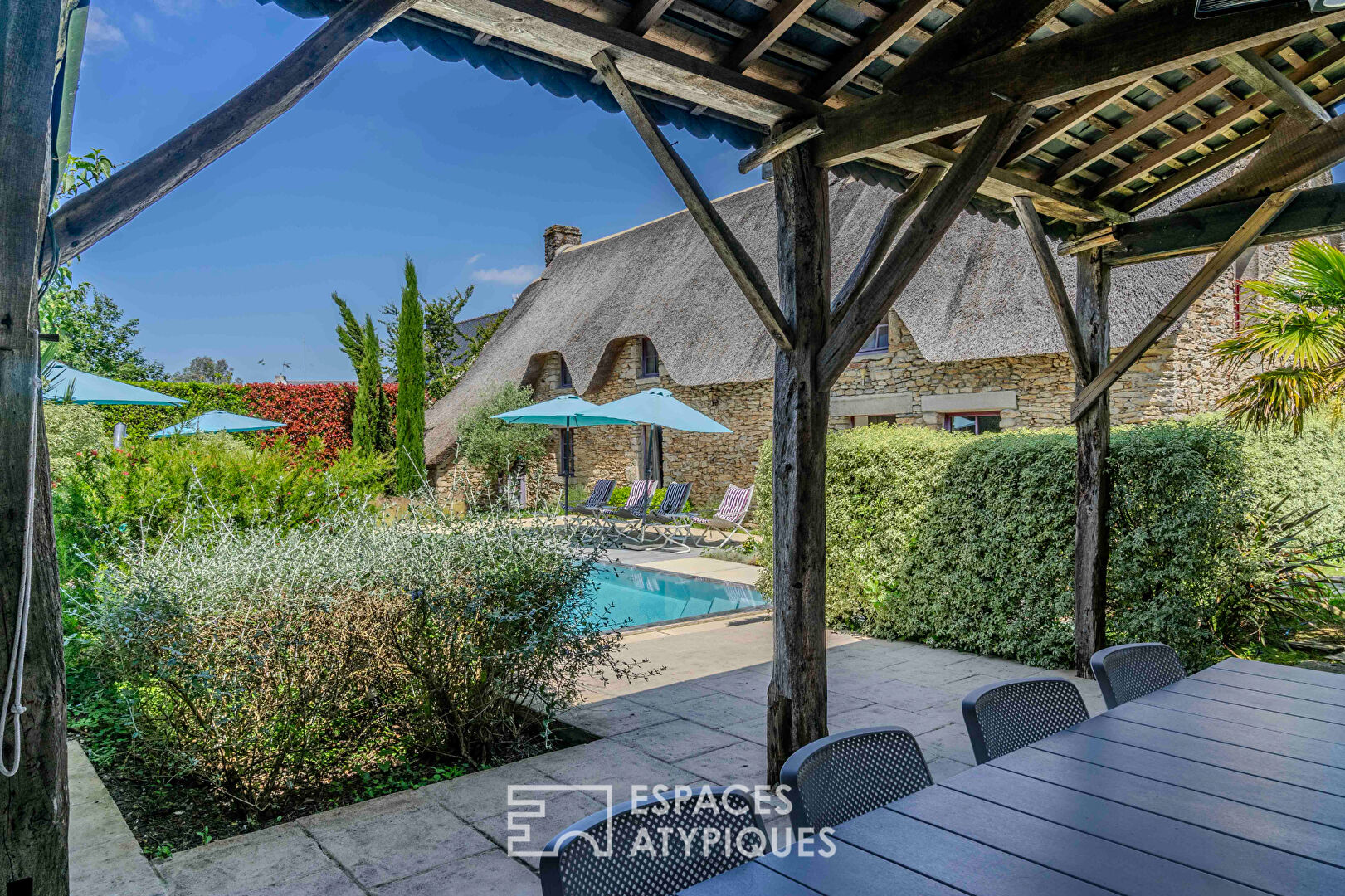 Chaumière contemporaine avec piscine à débordement