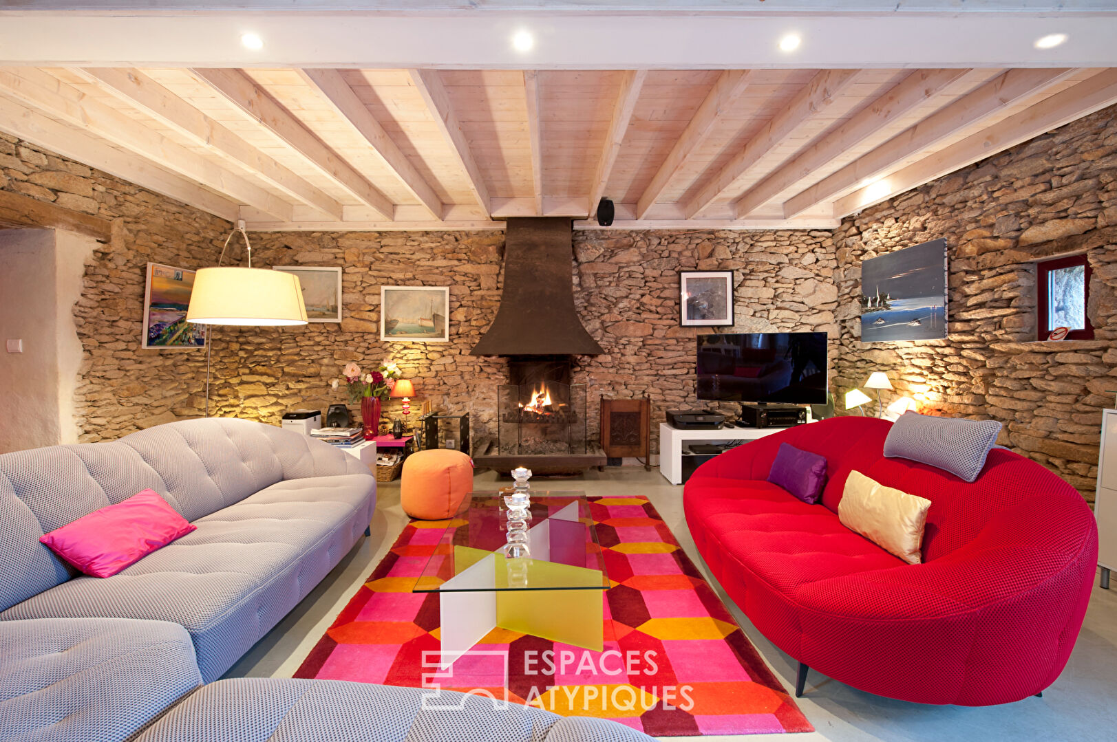 Chaumière contemporaine avec piscine à débordement
