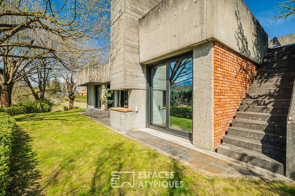 Villa d'architecte et son panorama d'exception sur la colline du Murier