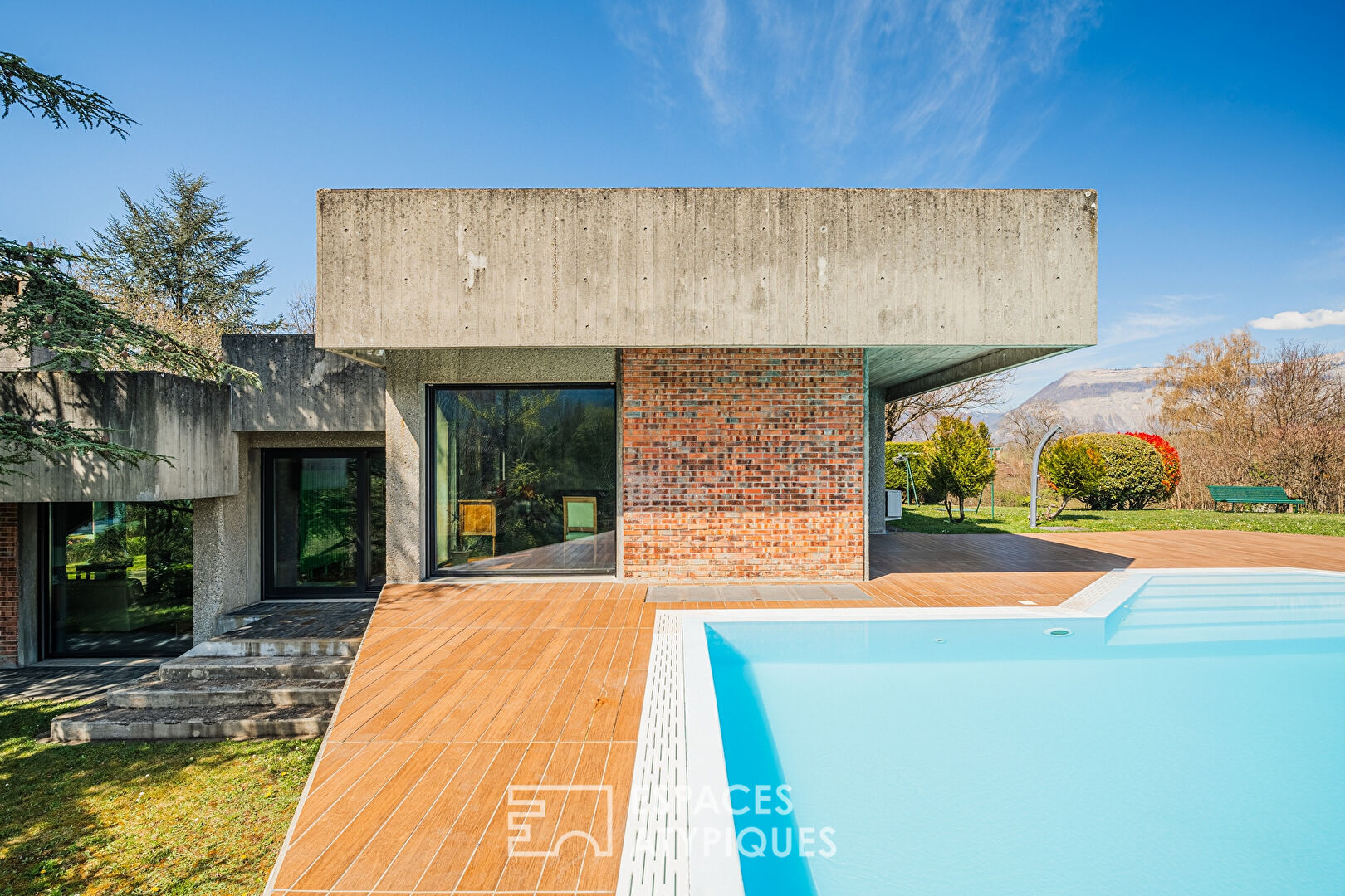 Villa d’architecte et son panorama d’exception sur la colline du Murier