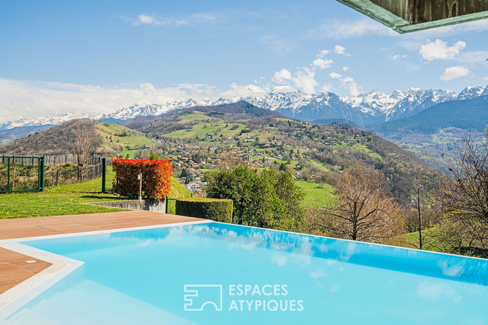 Villa d’architecte et son panorama d’exception sur la colline du Murier