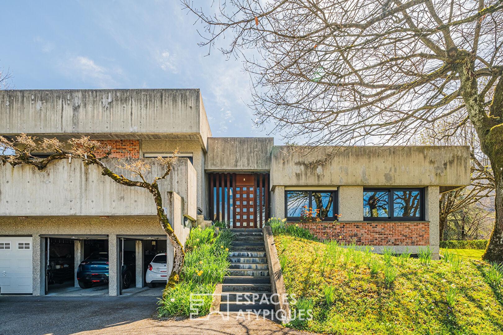 Villa d’architecte et son panorama d’exception sur la colline du Murier