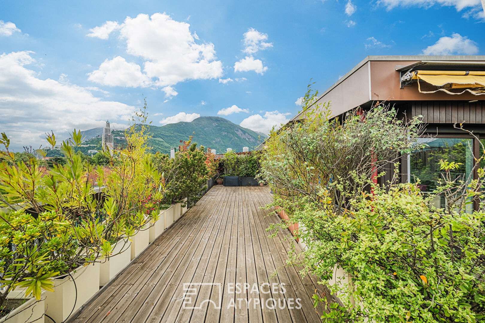 Duplex atypique en dernier étage avec terrasse et vue panoramique