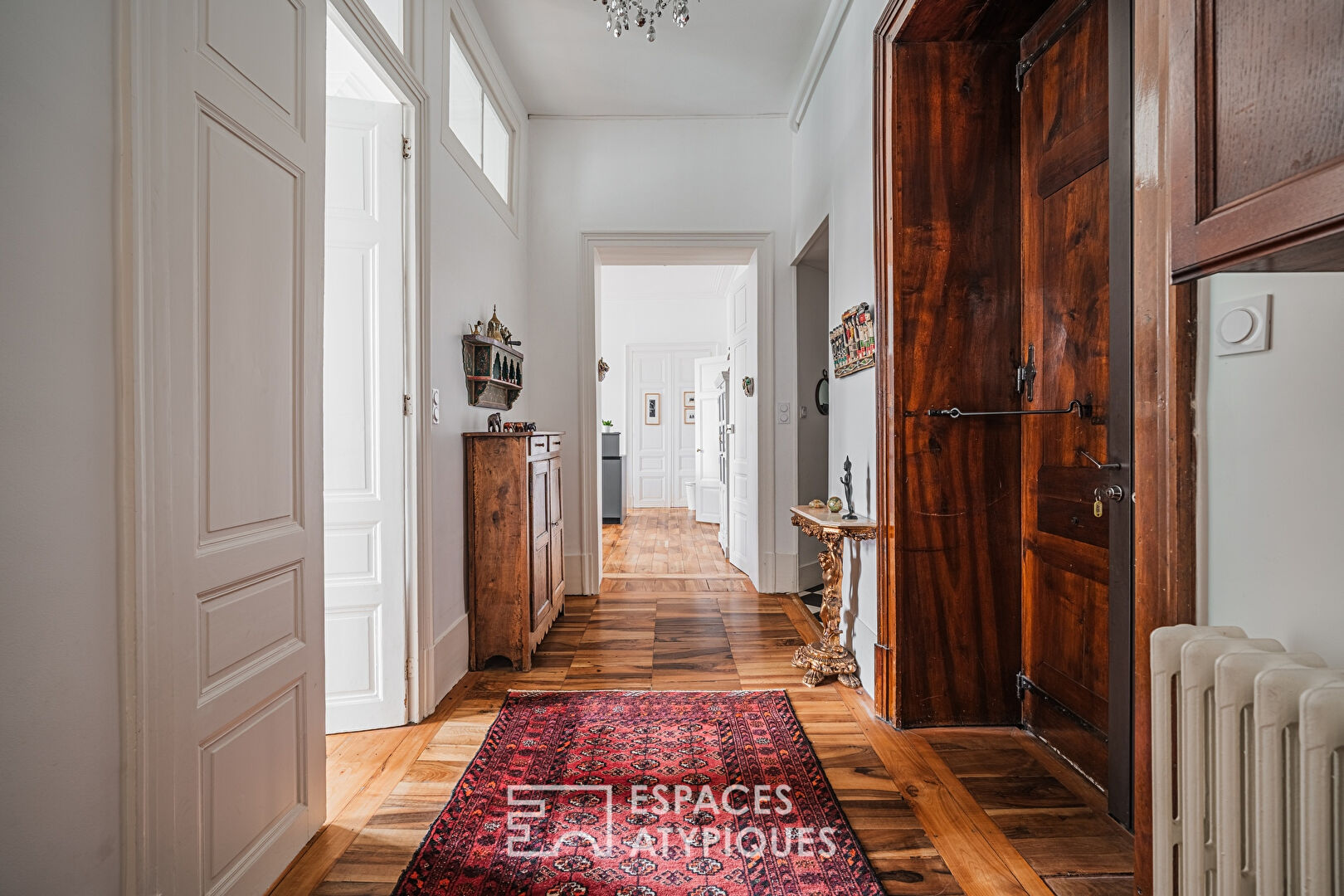 Superb renovation in a character building in the heart of the city