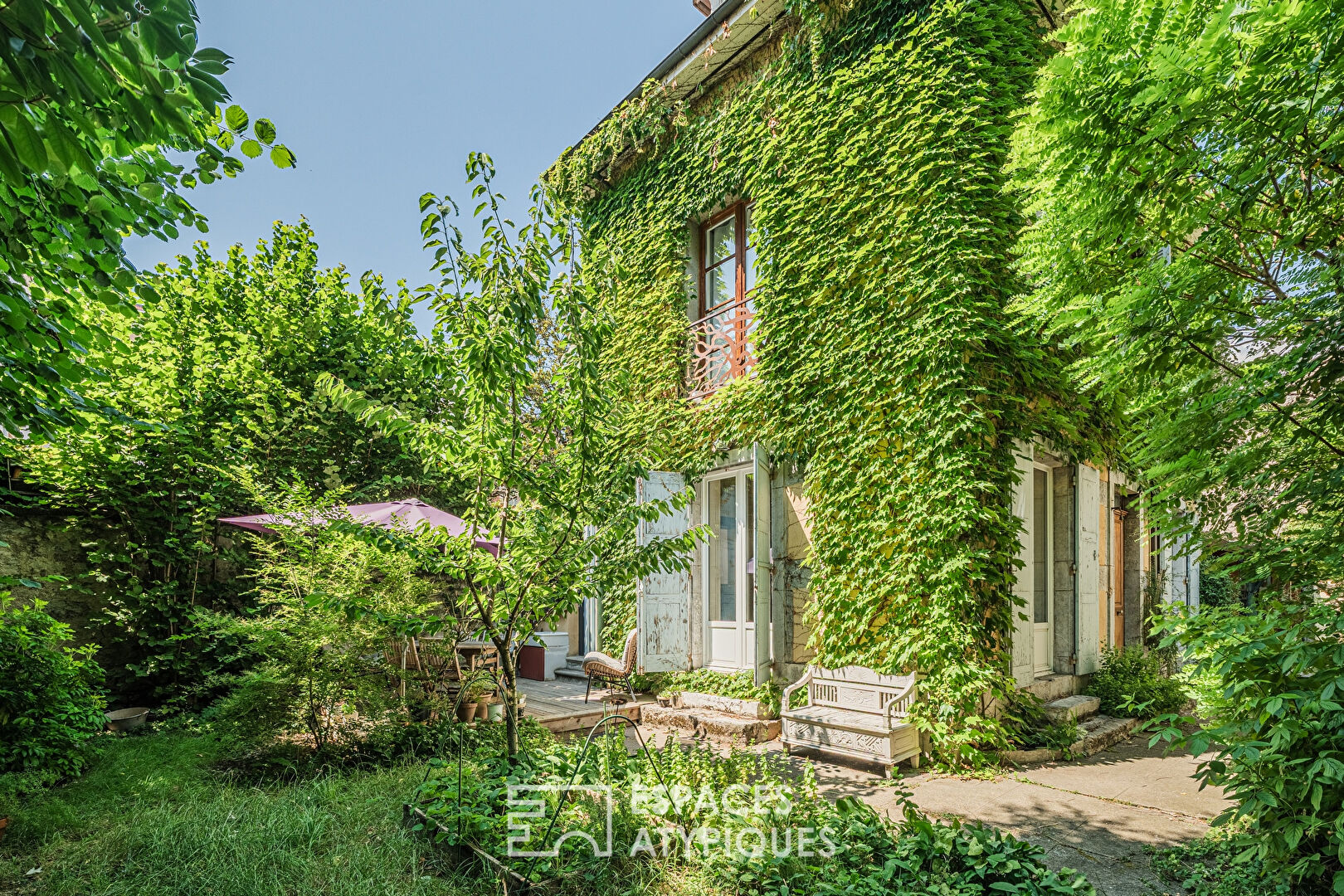 Mansion with garden and terraces in the prefecture district