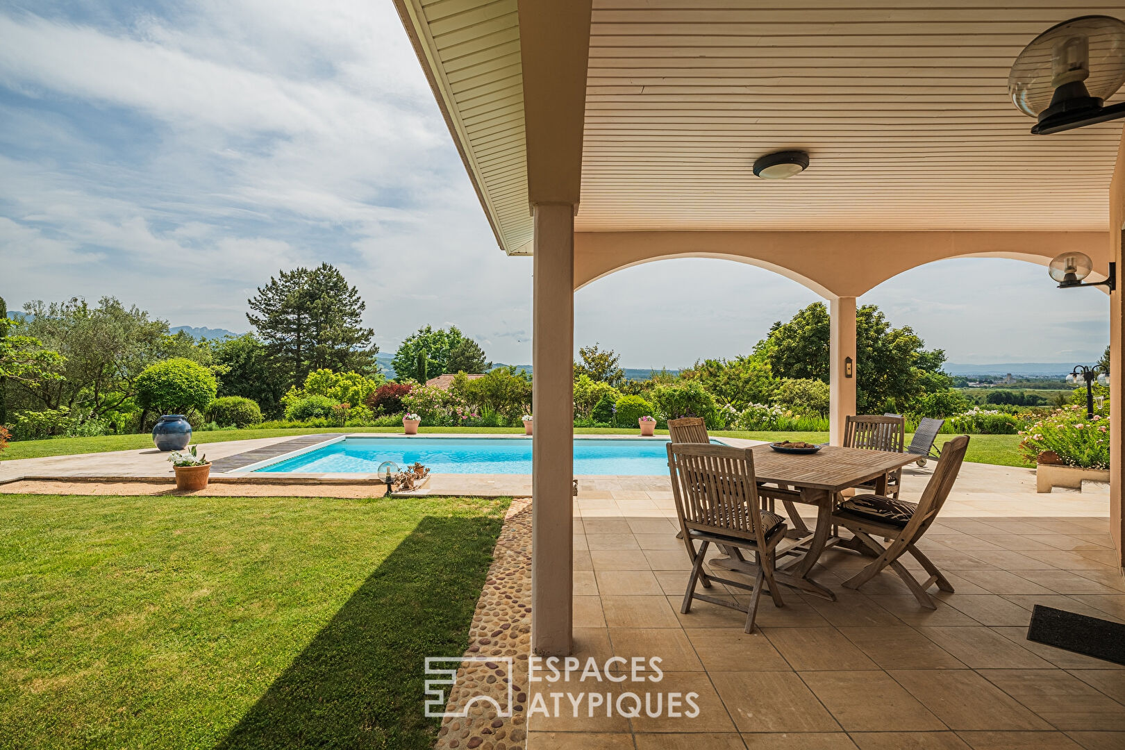 Magnifique Villa avec vue sur la plaine de Romans et son jardin japonisant