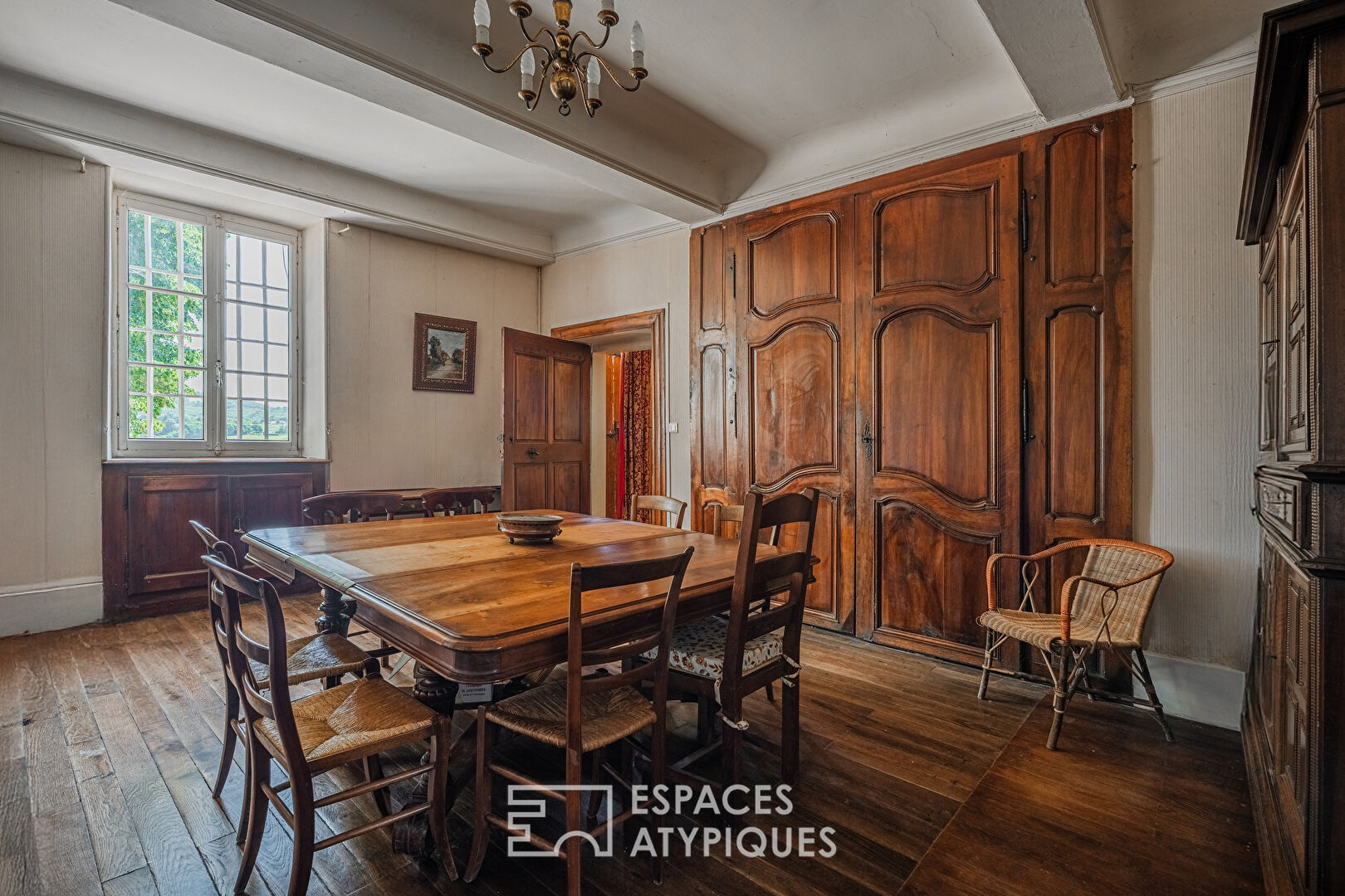 Maison de maître et son parc arboré sur la vallée de la Bourbre
