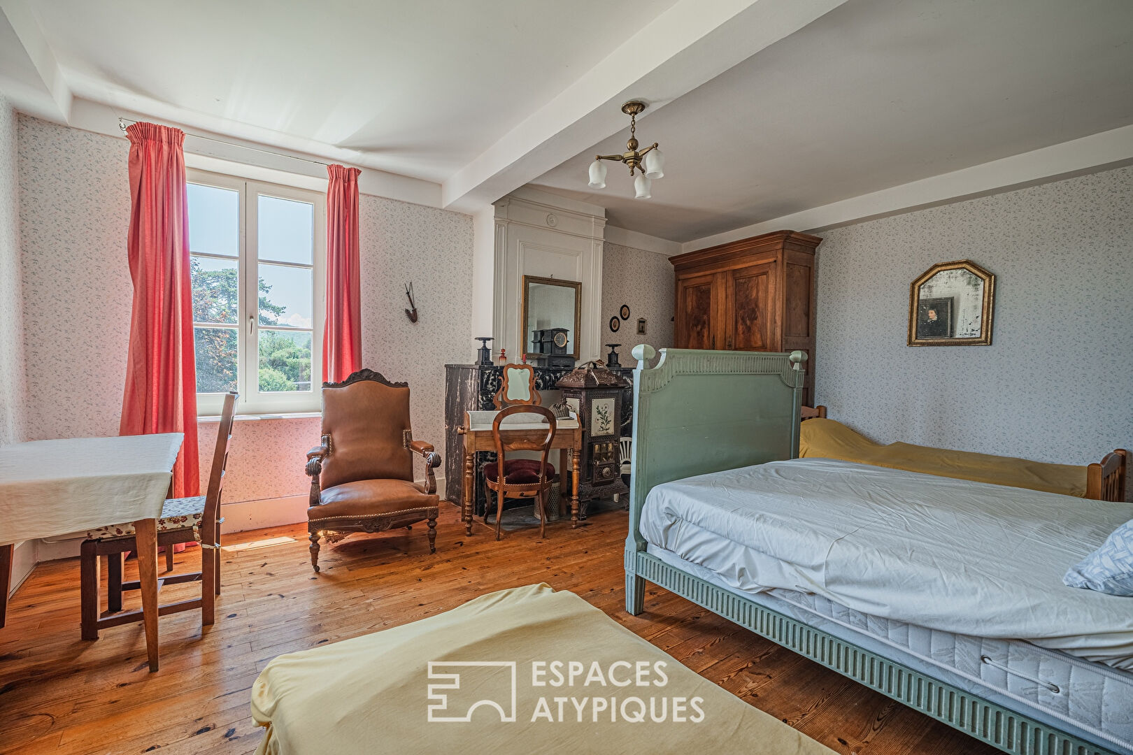 Maison de maître et son parc arboré sur la vallée de la Bourbre