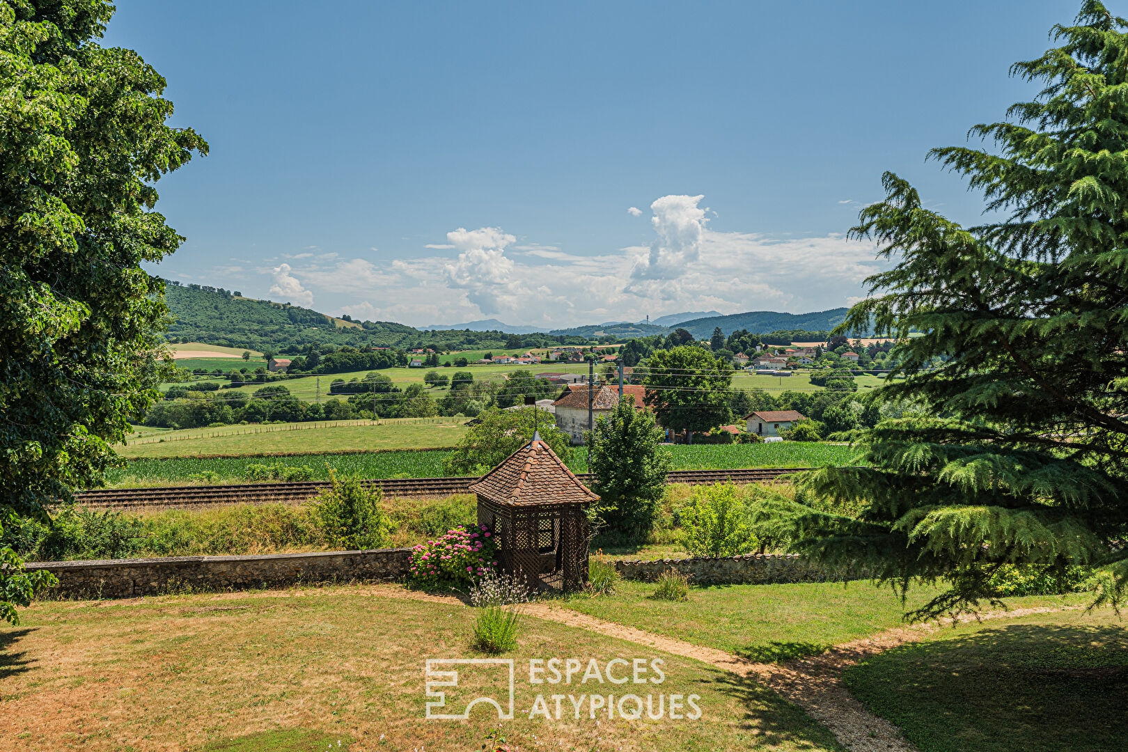 Maison de maître et son parc arboré sur la vallée de la Bourbre