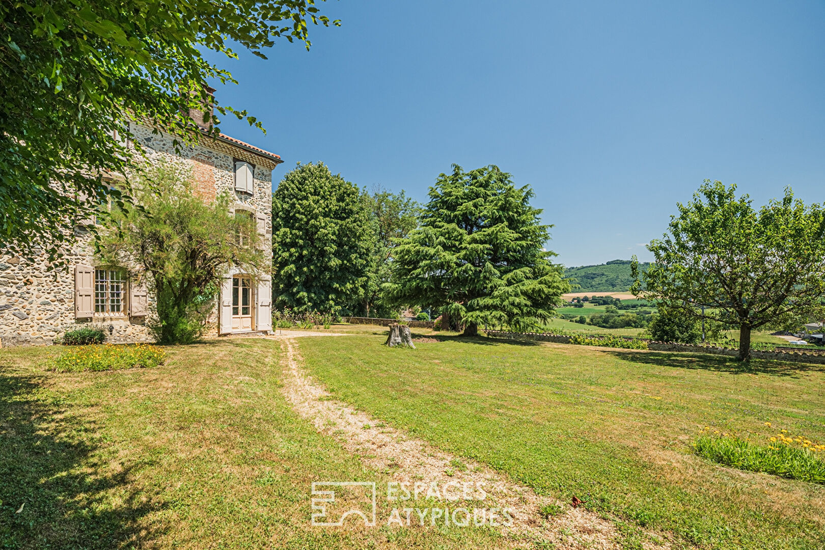 Maison de maître et son parc arboré sur la vallée de la Bourbre
