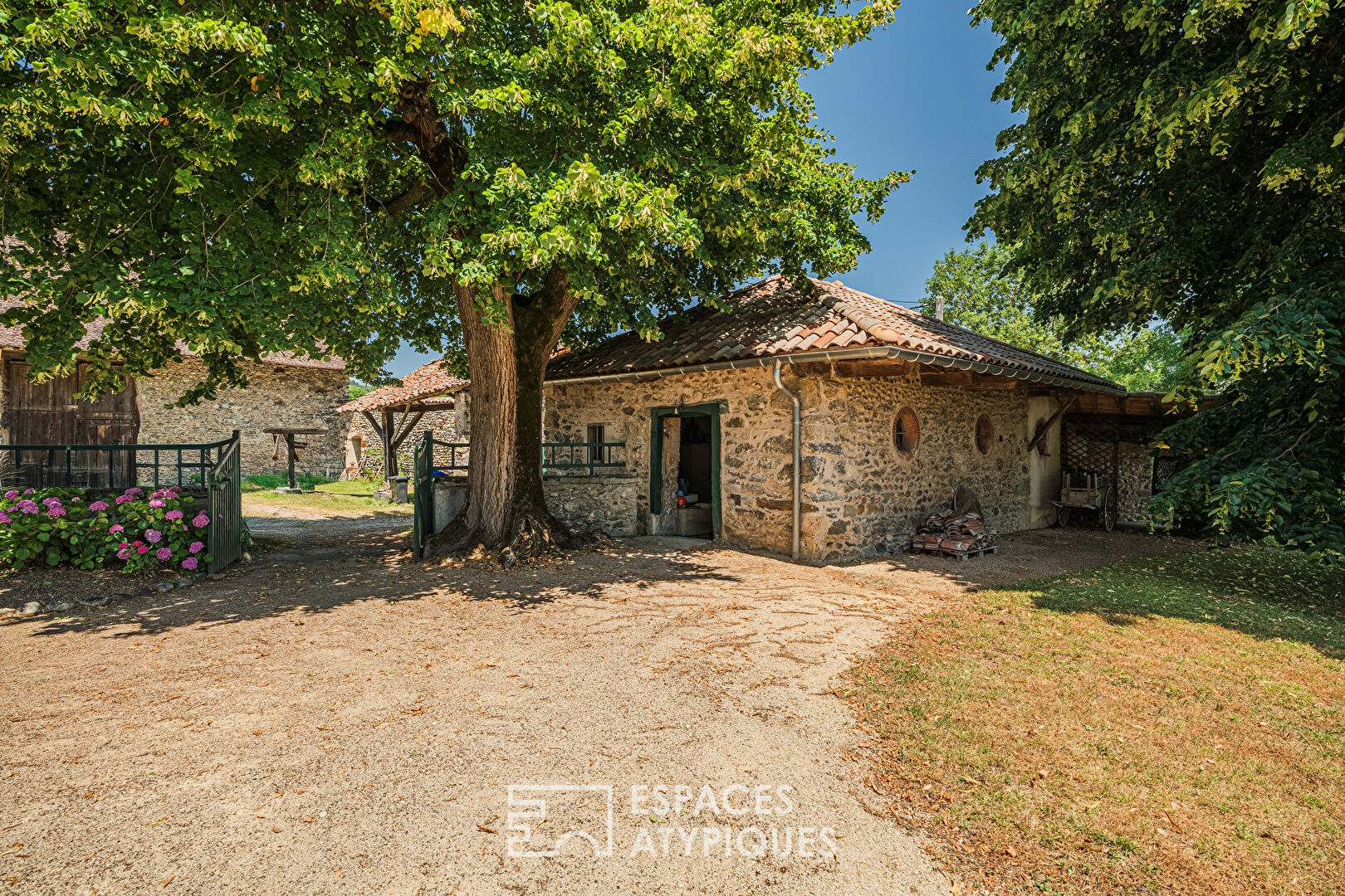 Maison de maître et son parc arboré sur la vallée de la Bourbre
